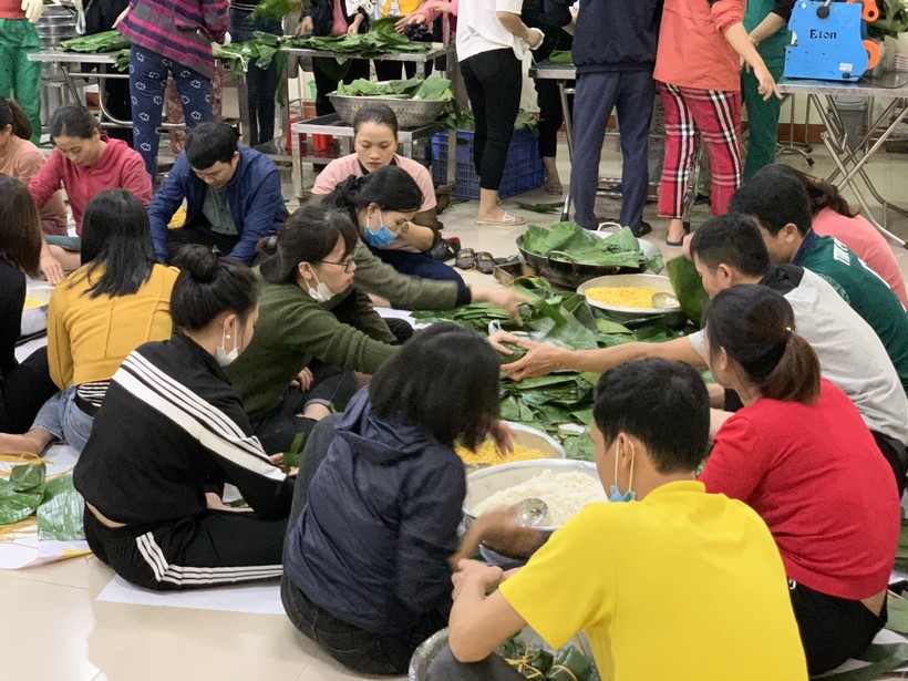 Bác sĩ tại Bệnh viện không quản ngày đêm gói bánh chưng ủng hộ cho đồng bào miền Trung (Ảnh: Hoàng Linh)