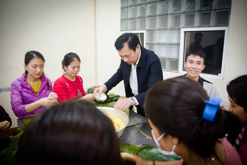 PGS.TS. Nguyễn Văn Hương - Giám đốc Bệnh viện Hữu nghị Đa khoa Nghệ An - kêu gọi nhân viên, bác sĩ tại Bệnh viện gói bánh chưng (Ảnh: Hoàng Linh)