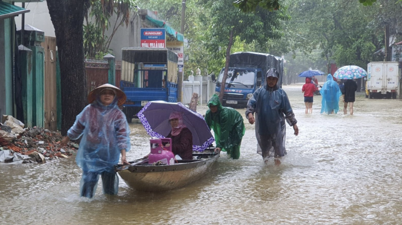 Người dân ở Huế di chuyển trong bão lũ (Ảnh: baothuathienhue.vn)
