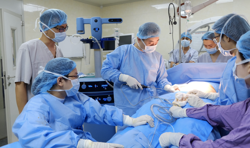 BS. Nguyễn Đình Minh cùng ê kíp phẫu thuật hút mỡ cho bệnh nhân (Ảnh: BS. Nguyễn Đình Minh)
