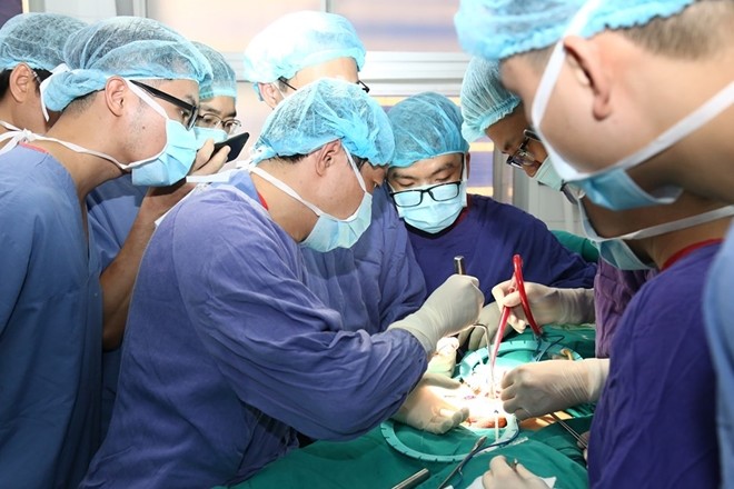 Các bác sĩ tại Bệnh viện Hữu nghị Việt Đức phẫu thuật cấp cứu vỡ vật hang cho bệnh nhân (Ảnh: Bệnh viện Hữu nghị Việt Đức)