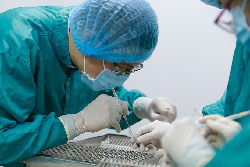 TS. Đỗ Tuấn Đạt trong phòng thí nghiệm nghiên cứu vaccine COVID-19 (Ảnh: VABIOTECH)