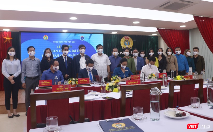 Ban tổ chức Dự án ký kết với các đơn vị dệt may, sản xuất khẩu trang y tế (Ảnh: Minh Thuý)