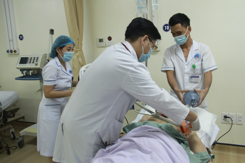 Các bác sĩ cấp cứu cho cụ ông (Ảnh: BVCC)