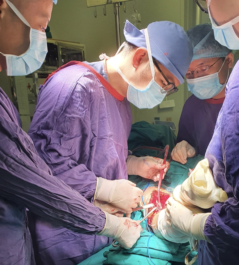 Bác sĩ phẫu thuật cùng lúc 5 xương cho bệnh nhân (Ảnh: BVCC)