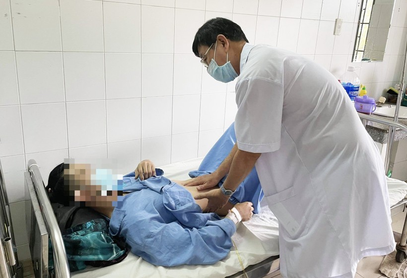 Bác sĩ chăm sóc cho bệnh nhân bị gãy dương vật vì thói quen kì lạ (Ảnh: BVCC)