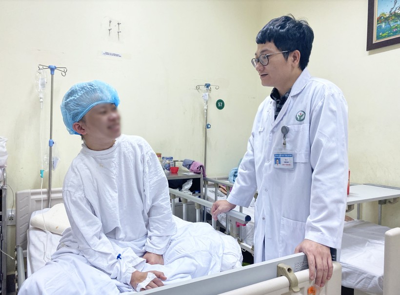 BS. Trần Đạt - Khoa Phẫu thuật Thần kinh, Bệnh viện Hữu nghị Việt Đức- thăm hỏi sức khoẻ sản phụ (Ảnh: BVCC)