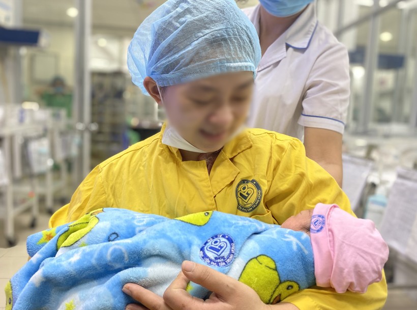 Mẹ bé Bình Anh hạnh phúc trong ngày gặp lại con gái (ẢNh: BVCC)
