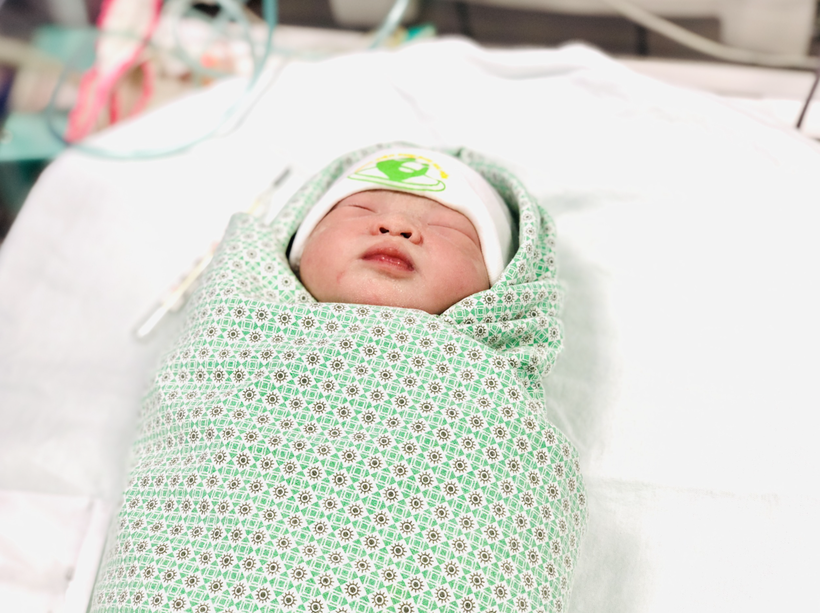 Bé gái chào đời khoẻ mạnh sau khi được các bác sĩ cấp cứu kịp thời (Ảnh: BVCC) Bé gái chào đời khoẻ mạnh sau khi được các bác sĩ cấp cứu kịp thời (Ảnh: BVCC)