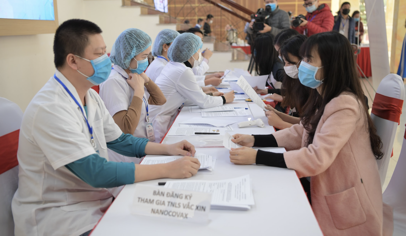 Tình nguyện viên đăng ký thử nghiệm vaccine phòng COVID-19 ở Việt Nam (Ảnh: Minh Thuý)
