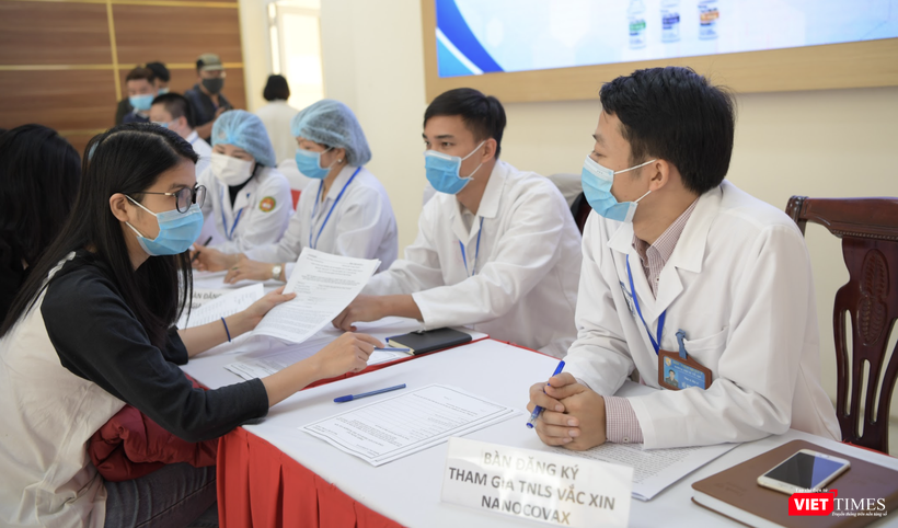 Tình nguyện viên đăng ký tiêm thử nghiệm vaccine phòng COVID-19 (Ảnh: Minh Thuý) 