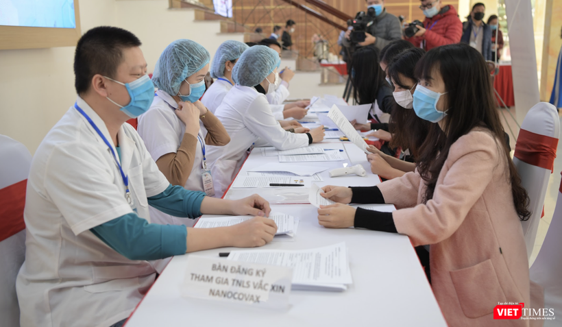 Tình nguyện viên đăng ký thử nghiệm vaccine COVID-10 (Ảnh: Minh Thuý)