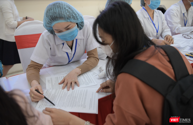 Từ sớm, đã nhiều người đến Học viện Quân Y để tư vấn về việc thử nghiệm vaccine (Ảnh: Minh Thuý)