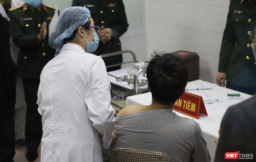 Tình nguyện viên tiêm vaccine phòng COVID-19 "made in Viet Nam" (Ảnh: Minh Thuý)