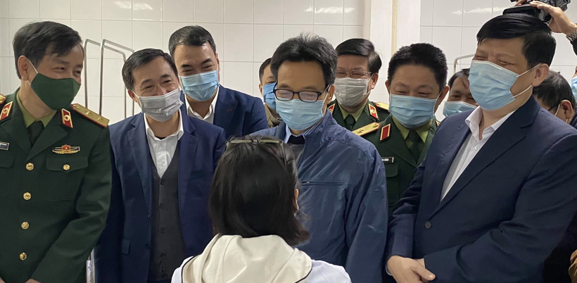 Phó Thủ tướng Vũ Đức Đam trực tiếp động viên, thăm hỏi sức khoẻ của tình nguyện viên sau tiêm vaccine phòng COVID-19 (Ảnh: Mạnh Cường)