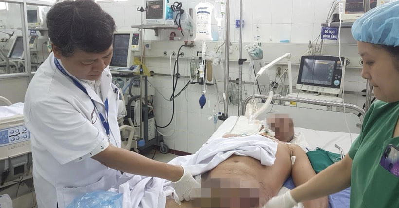 Bác sĩ khám bệnh cho bệnh nhân (Ảnh: BVCC)
