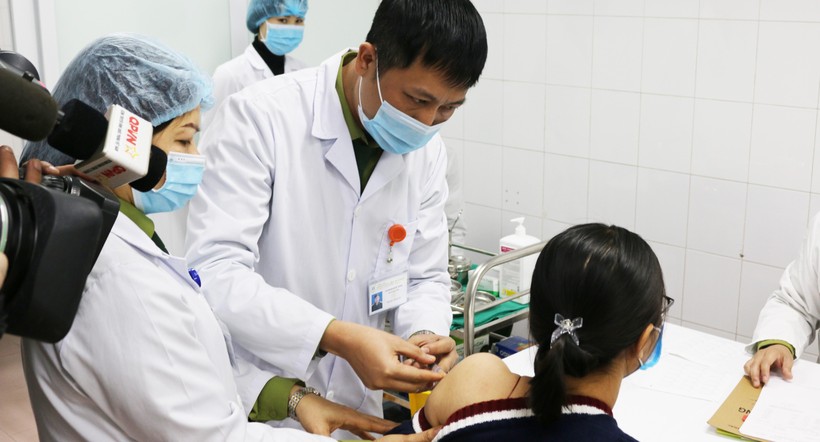 Một trong 3 cô gái tiêm vaccine phòng COVID-19 Nano Covax liều cao nhất (Ảnh: Vũ Nga)