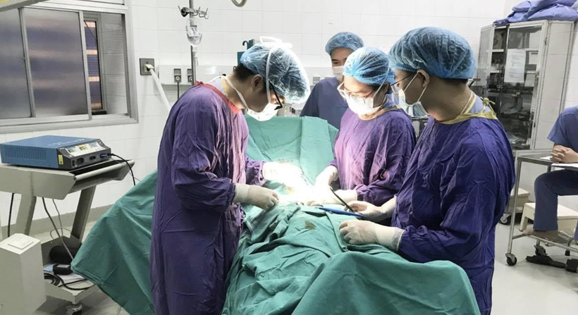 Các bác sĩ phẫu thuật loại bỏ vùng bị hoại tử ở dương vật cho bệnh nhân (Ảnh: BVCC)