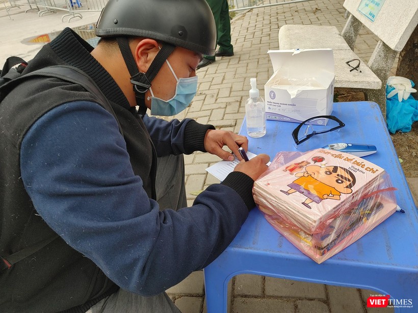 Một phụ huynh gửi truyện vào cho con trong khu cách ly (Ảnh - Minh Thuý) Một phụ huynh gửi truyện vào cho con trong khu cách ly (Ảnh - Minh Thuý)