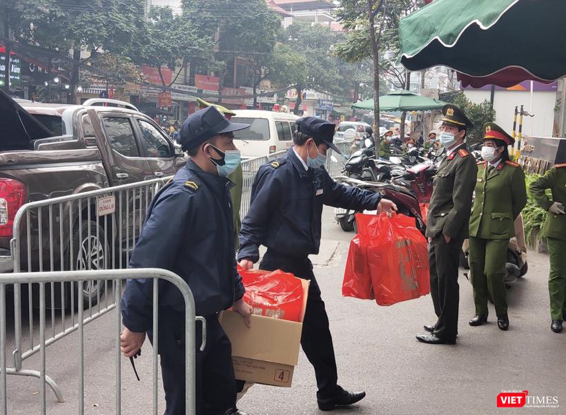 Lực lượng bảo vệ ở phía ngoài vận chuyển quà Tết vào khu chung cư (Ảnh - Minh Thuý)