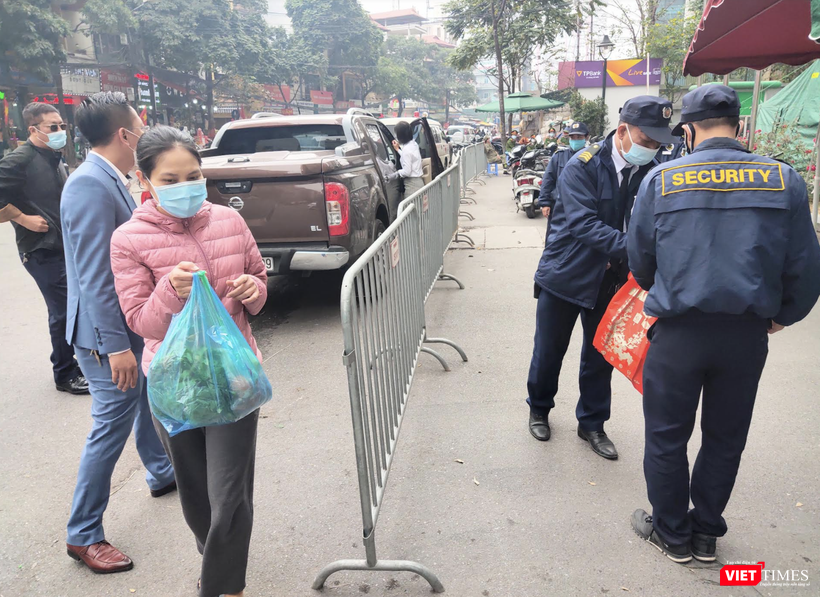 Chị N. mang đồ cho người thân ở phía trong chung cư (Ảnh - Minh Thuý)