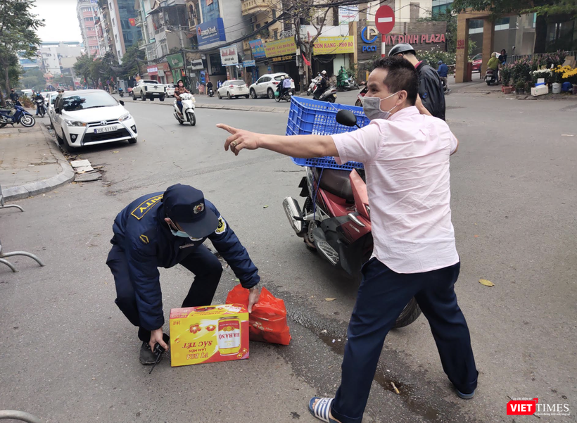 Người dân ship đồ ở bên ngoài vào khu chung cư (Ảnh - Minh Thuý)