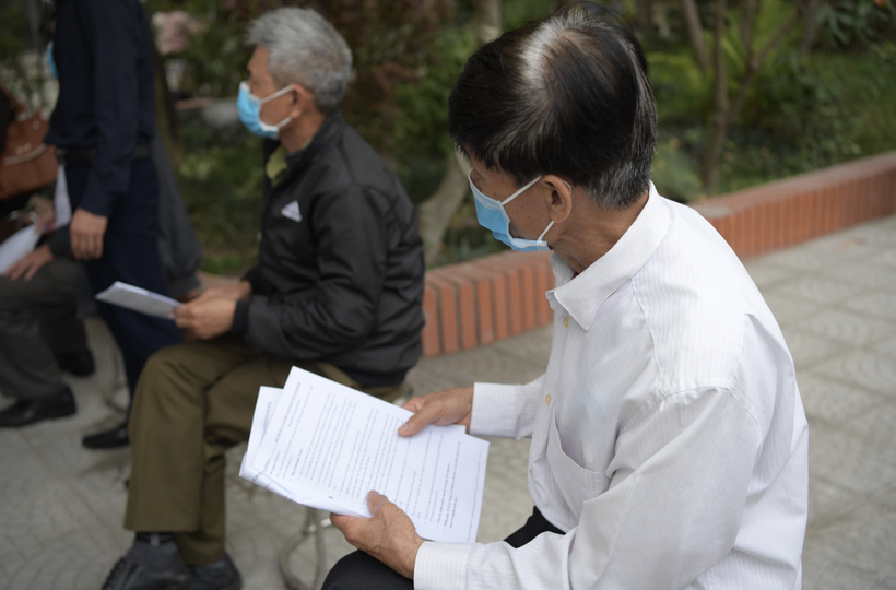 Từ sớm nhiều người đã đến Viện Y Dược học Quân sự, Học viện Quân Y để tìm hiểu về thử nghiệm tiêm vaccine phòng COVID-19