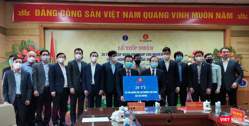 Lễ tiếp nhận 20 tỉ đồng để nghiên cứu thử nghiệm lâm sàng vaccine phòng COVID-19 “Made in Vietnam” COVIVAC do Tập đoàn Vingroup tài trợ cho Viện Vaccine và Sinh phẩm Y tế (IVAC) (Ảnh - Minh Thuý)