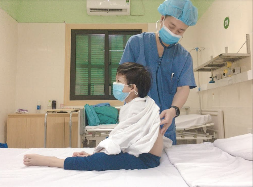 Bác sĩ khám cho bé H. trước khi xuất viện (Ảnh - BVCC)