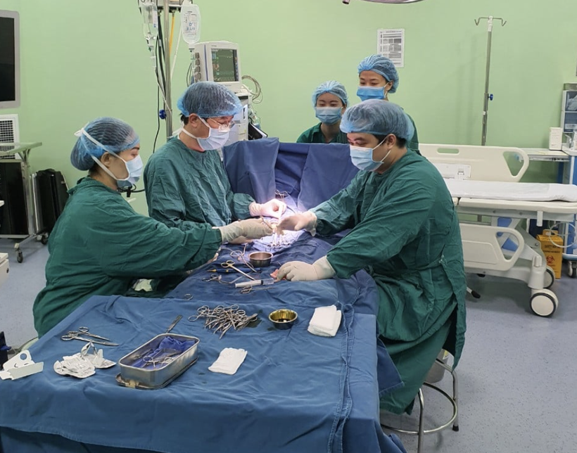 Các bác sĩ phẫu thuật ghép thận cho bé (Ảnh - BVCC)