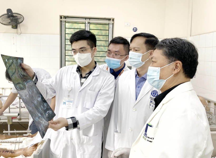 Các bác sĩ kiểm tra phim chụp X-quang của bệnh nhân (Ảnh - BVCC)