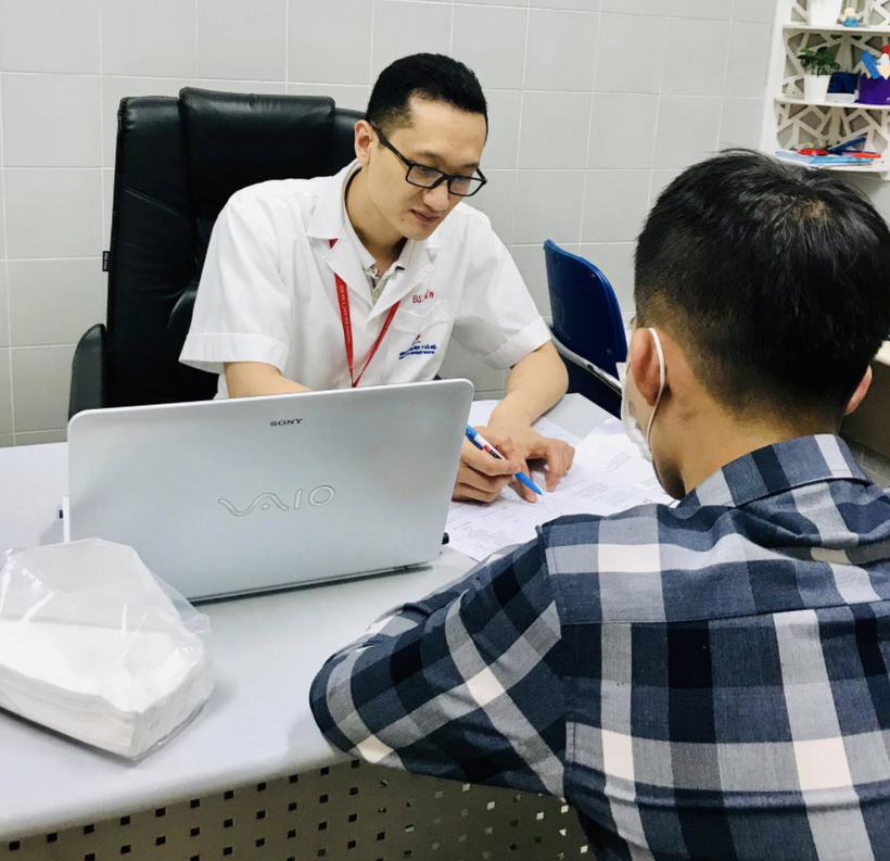 Bác sĩ ở Khoa Nam học và Y học Giới tính, Bệnh viện Đại học Y Hà Nội tư vấn cho anh A. (Ảnh - BVCC)