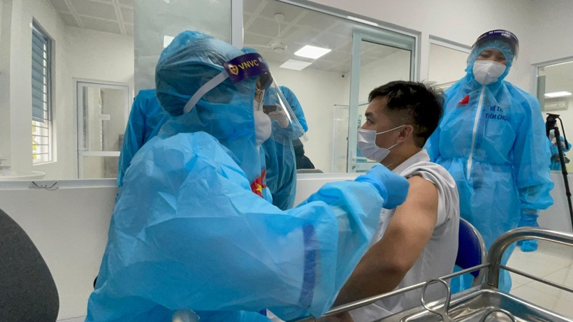 Nhân viên y tế được tiêm vaccine phòng COVID-19 (Ảnh - Tuấn Dũng)