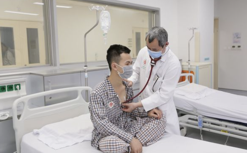Bác sĩ khám cho bệnh nhân sau phẫu thuật lấy dị vật kim khí gây thủng màng tim (Ảnh - BVCC)