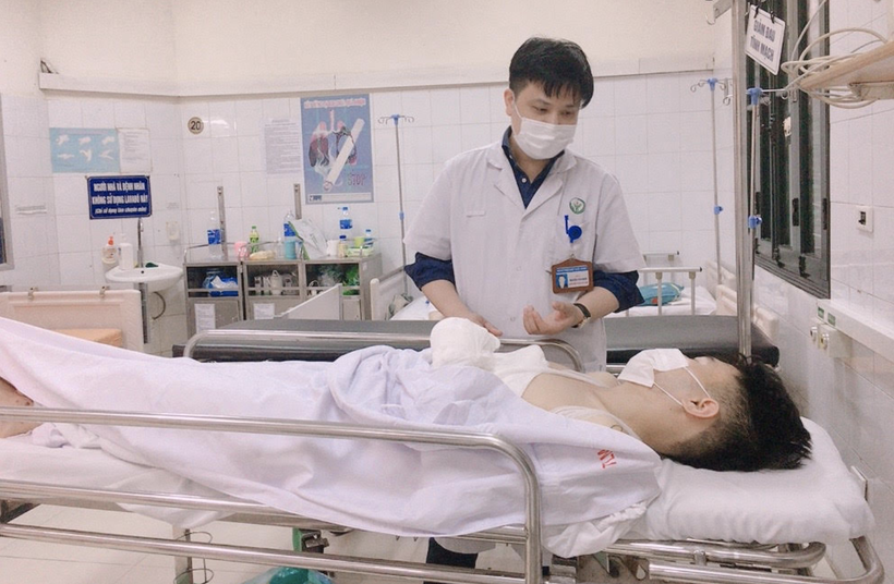Bác sĩ kiểm tra sức khoẻ của bệnh nhân (Ảnh - BVCC)
