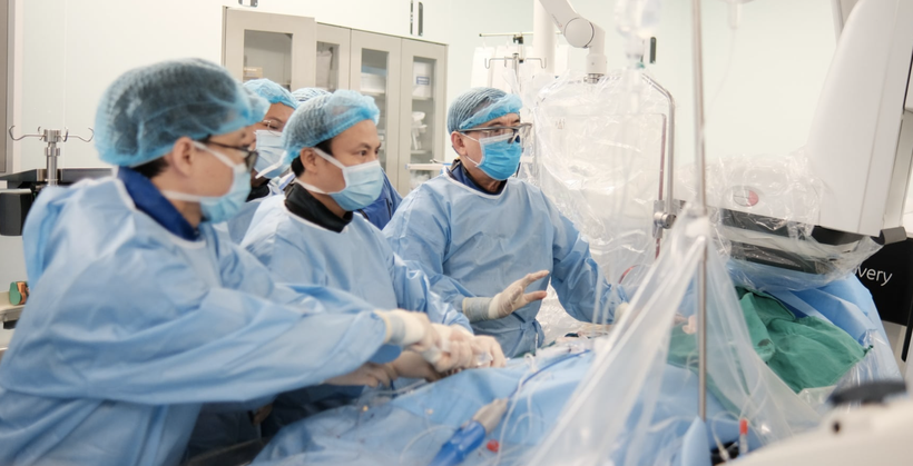 Bác sĩ Viện Tim mạch thực hiện kỹ thuật thay van động mạch chủ qua da cho bệnh nhân (Ảnh - BVCC)