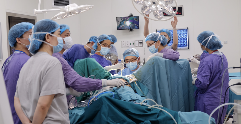 BS. Minh cùng ê kíp phẫu thuật cho bệnh nhân L. (Ảnh - BS. Nguyễn Đình Minh)
