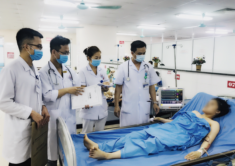 Các bác sĩ khám cho bệnh nhân sau phẫu thuật nội soi lồng ngực (Ảnh - BVCC) Các bác sĩ khám cho bệnh nhân sau phẫu thuật nội soi lồng ngực (Ảnh - BVCC)