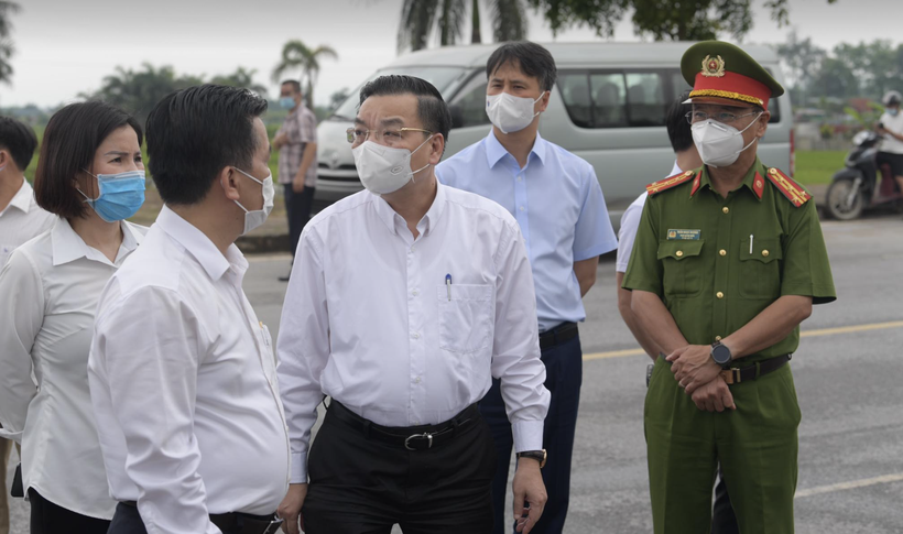 Ông Chu Ngọc Anh - Chủ tịch UBND TP. Hà Nội - kiểm tra công tác chống dịch ở bệnh viện (Ảnh - Hoàng Anh)
