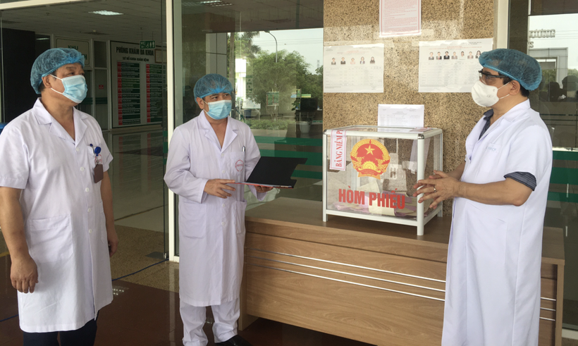 PGS.TS. Lương Ngọc Khuê kiểm tra công tác bầu cử tại Bệnh viện Bệnh Nhiệt đới Trung ương (Ảnh - BYT)