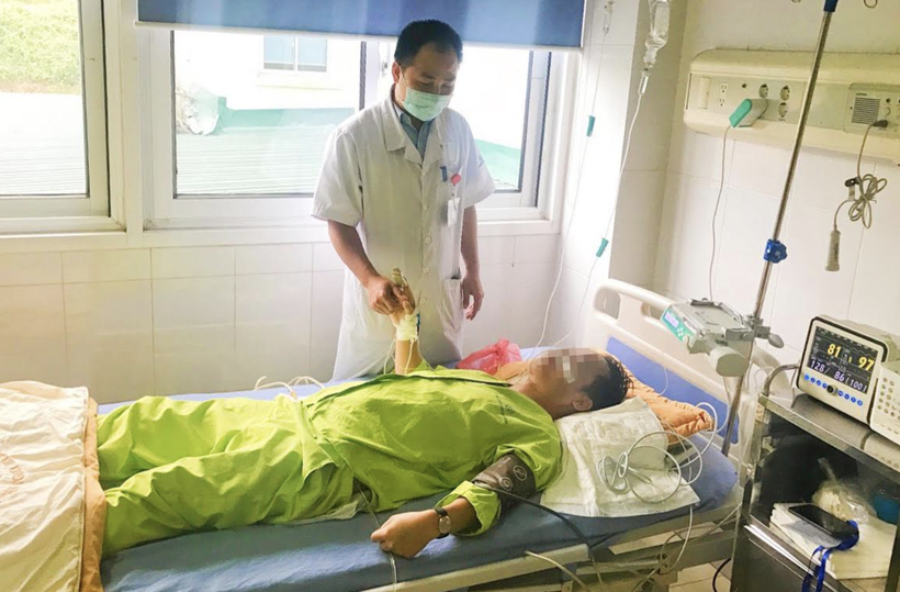 Bác sĩ chăm sóc cho bệnh nhân H. (Ảnh - BVCC)