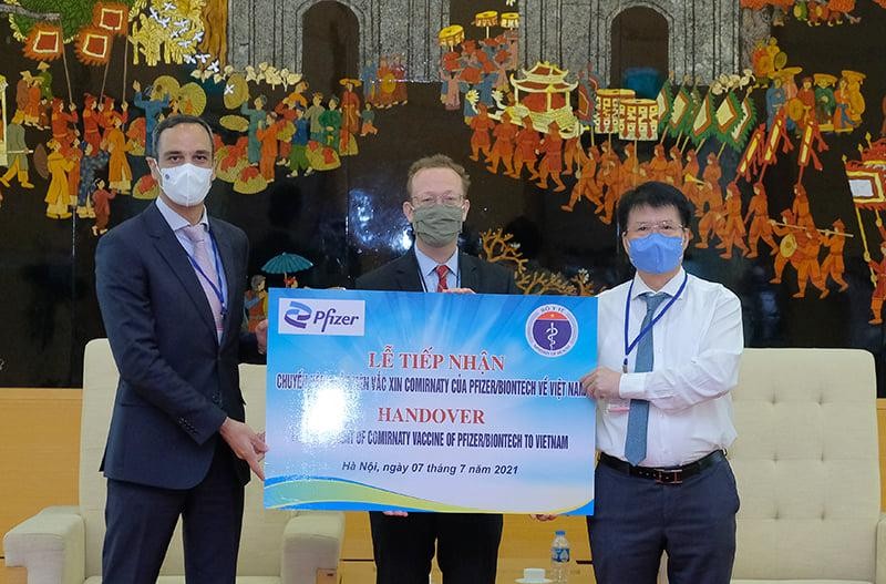 Thứ trưởng Bộ Y tế Trương Quốc Cường tiếp nhận lô vaccine phòng COVID-19 của Pfizer/BioNtech (Ảnh - Trần Minh)