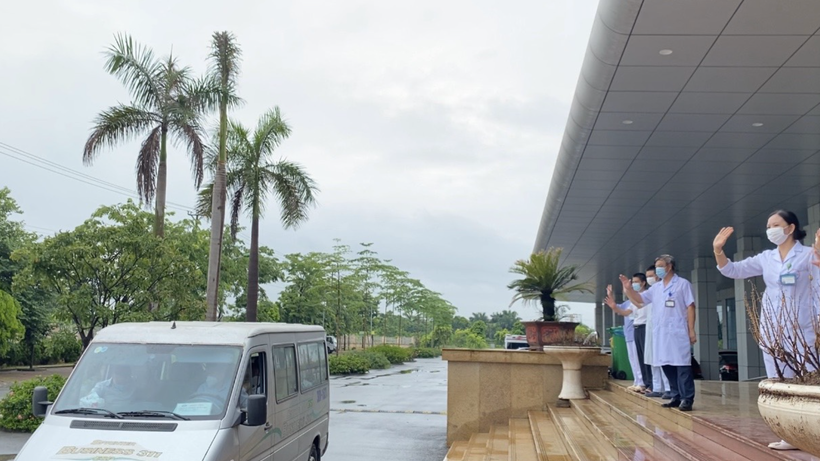 TS. Phạm Ngọc Thạch - Giám đốc Bệnh viện Bệnh Nhiệt đới Trung ương - tiễn các bác sĩ vào TP. Hồ Chí Minh chống dịch (Ảnh - Đặng Thanh) TS. Phạm Ngọc Thạch - Giám đốc Bệnh viện Bệnh Nhiệt đới Trung ương - tiễn các bác sĩ vào TP. Hồ Chí Minh chống dịch (Ảnh - Đặng Thanh)