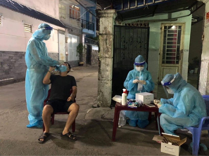 Nhân viên y tế lấy mẫu xét nghiệm COVID-19 cho người dân (Ảnh - BYT)