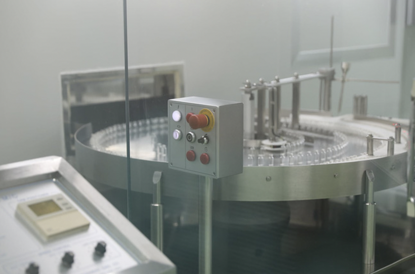 Để hoàn thiện 1 ống vaccine Sputnik V phải trải qua nhiều quy trình chuẩn từ sản xuất đến kiểm định. Đầu tiên, lọ thuỷ tinh sẽ được sấy, rửa và đưa vào dây chuyền quay một vòng Để hoàn thiện 1 ống vaccine Sputnik V phải trải qua nhiều quy trình chuẩn từ sản xuất đến kiểm định. Đầu tiên, lọ thuỷ tinh sẽ được sấy, rửa và đưa vào dây chuyền quay một vòng