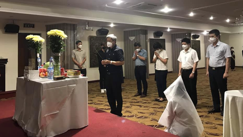 Thứ trưởng Bộ Y tế Nguyễn Trường Sơn động viên, chia sẻ mất mát với sinh viên Dương Thị Anh (Ảnh - BYT)