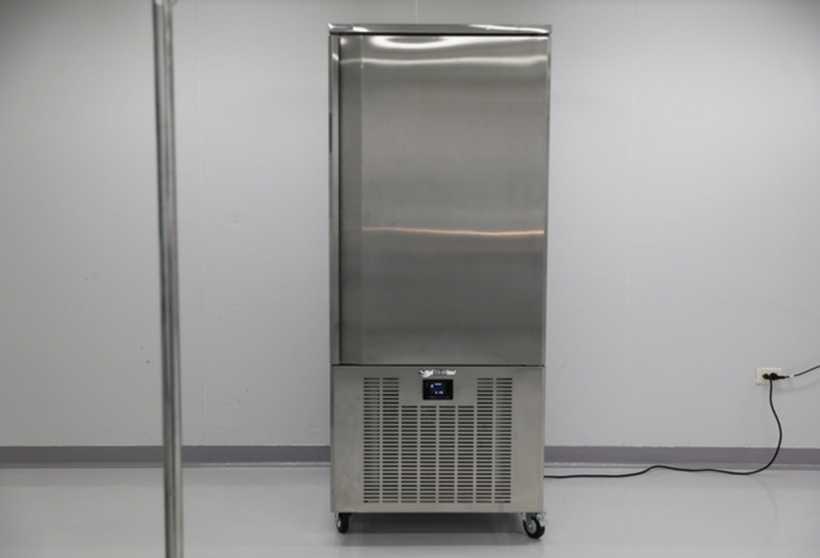 Vaccine được chuyển vào tủ lạnh cấp đông khẩn cấp, từ -2 đến -23 độ. Đây là quy trình đặc biệt và quan trọng nhất. Sau đó vaccine được bảo quản nhiệt độ từ 2 đến 8 độ C Vaccine được chuyển vào tủ lạnh cấp đông khẩn cấp, từ -2 đến -23 độ. Đây là quy trình đặc biệt và quan trọng nhất. Sau đó vaccine được bảo quản nhiệt độ từ 2 đến 8 độ C