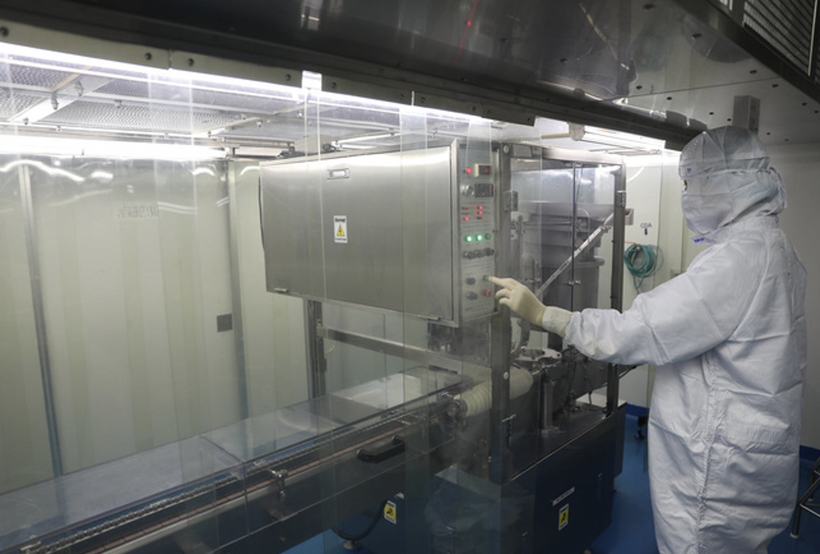 Vaccine sẽ được dập nắp lọ luôn để đảm bảo an toàn Vaccine sẽ được dập nắp lọ luôn để đảm bảo an toàn