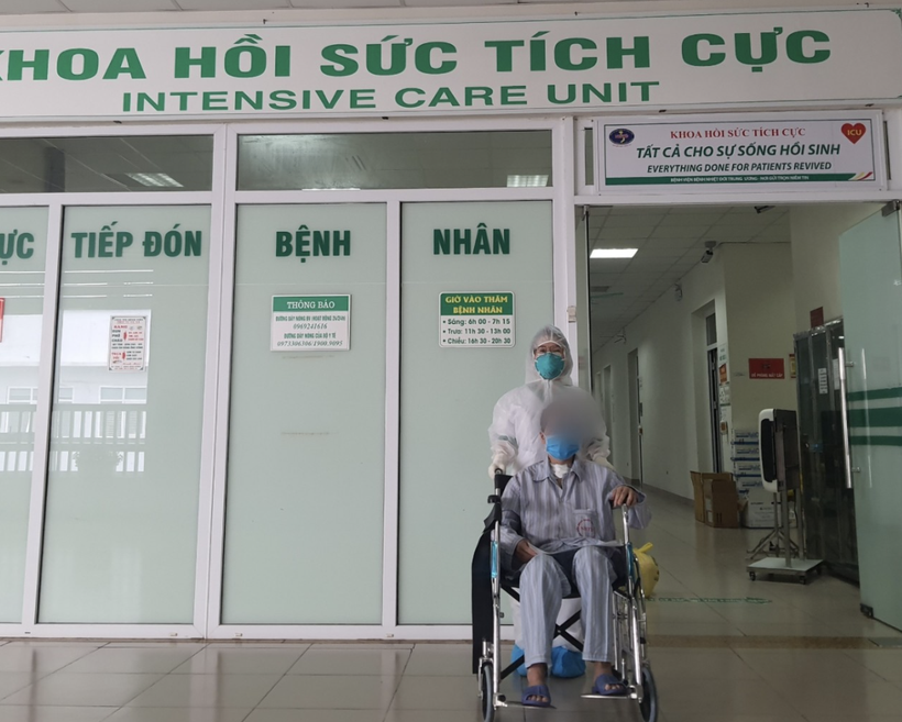 Bệnh nhân được các bác sĩ chăm sóc tận tình ở Khoa Hồi sức tích cực (Ảnh - Đặng Thanh)