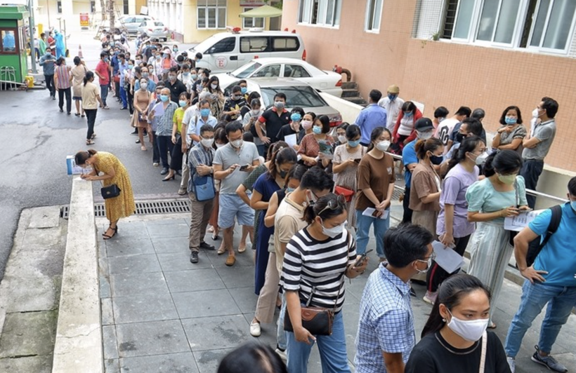Người dân chen nhau đi tiêm vaccine phòng COVID-19 ở Bệnh viện E (Ảnh - VTC)